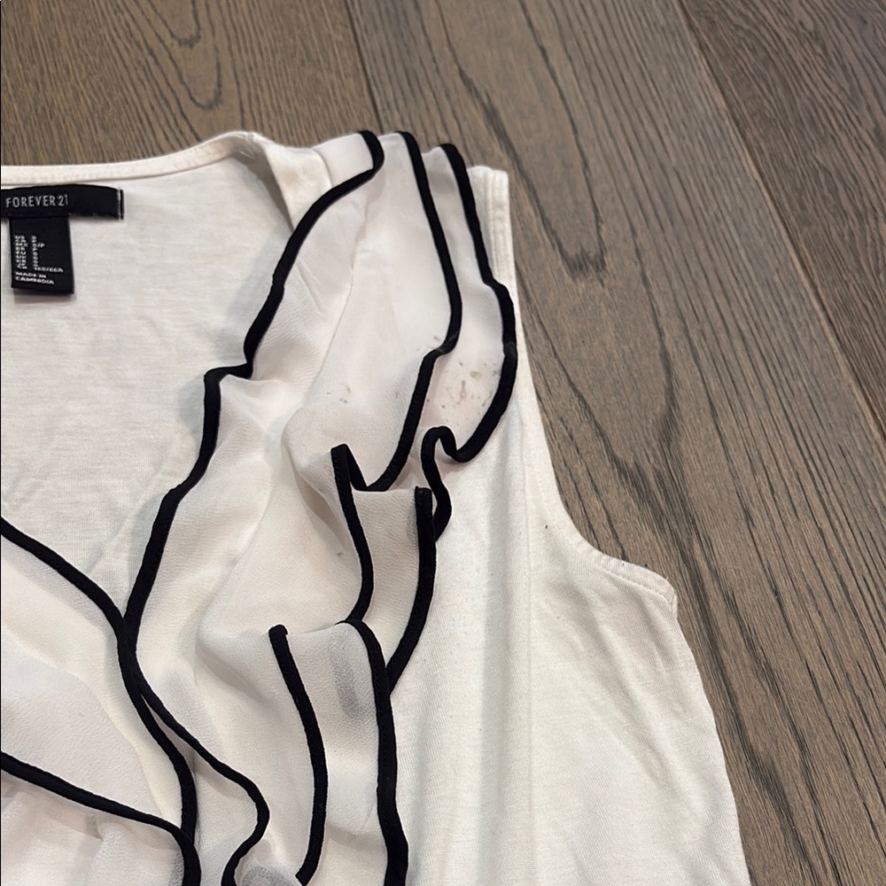 Elegant White Sleeveless Top with Black Trim - Picture 2 of 3